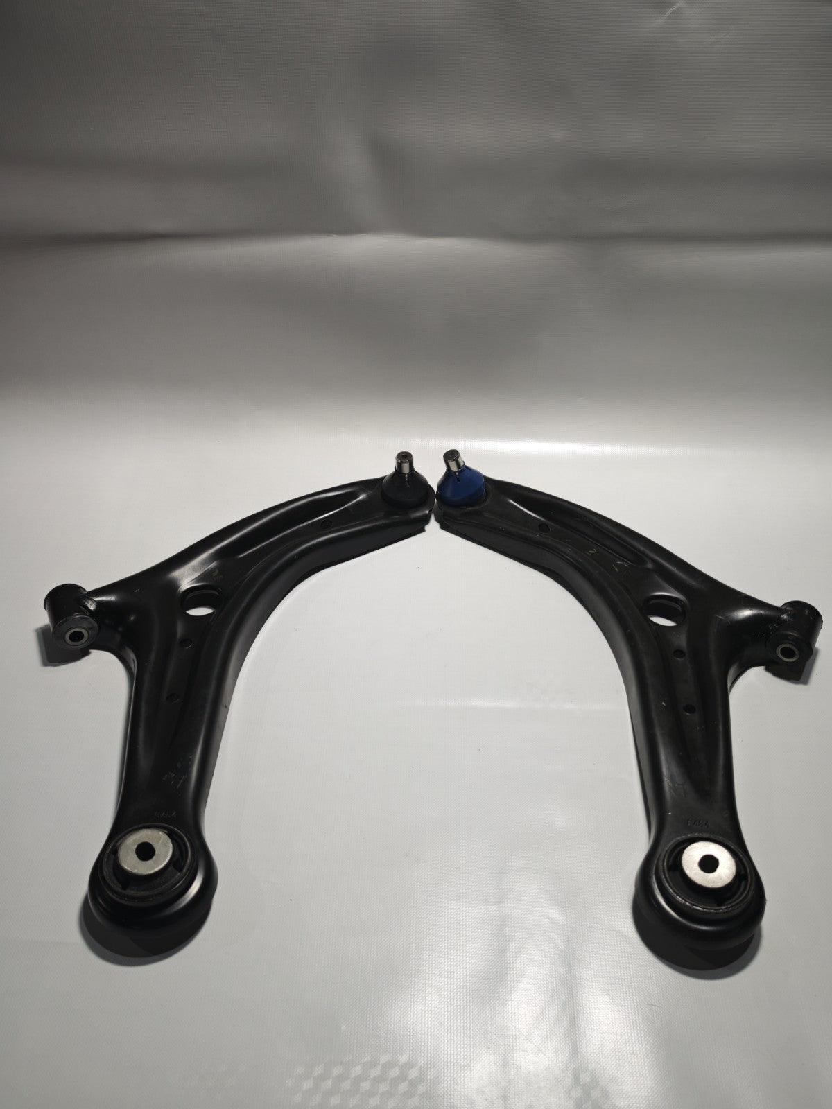 Wishbone / Suspension Arm Lower Left & Right For Ford Fiesta 1521773 1520778